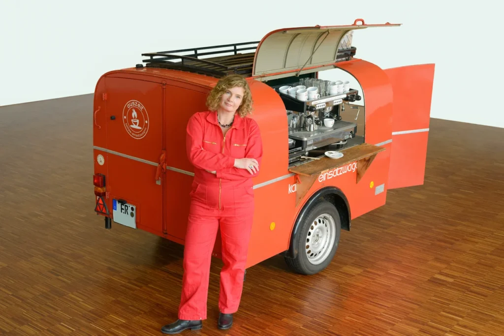 Sabine Indoor mit dem Einsatzwagen