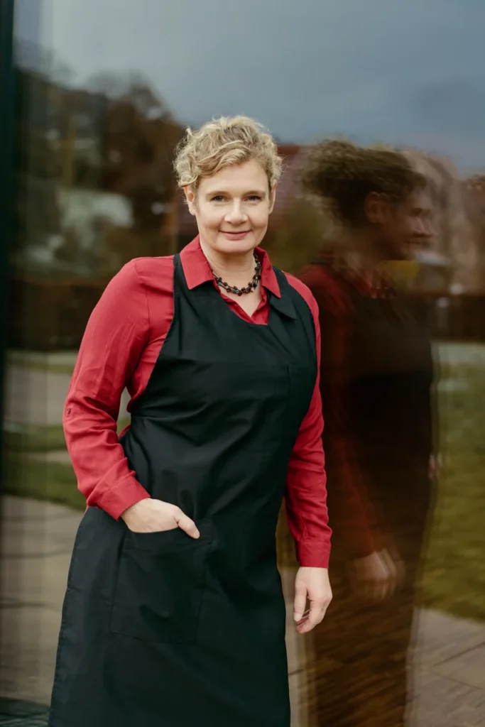 die Chefin mit Schürze