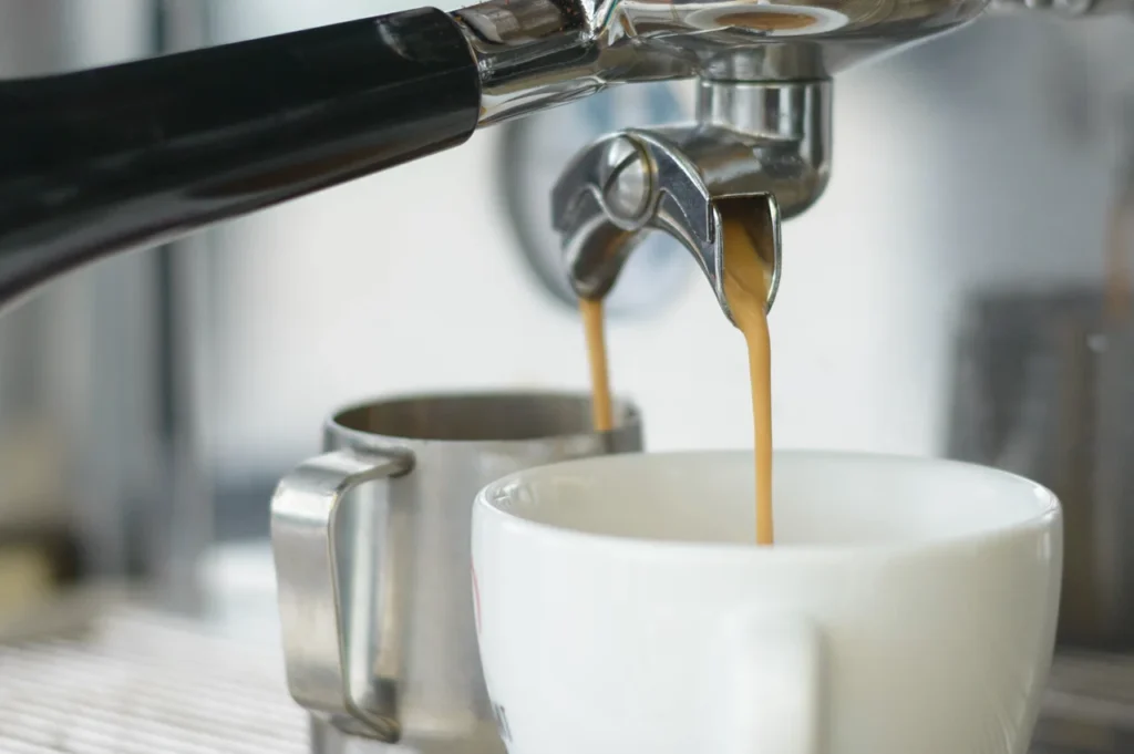 frischer Kaffee fließt